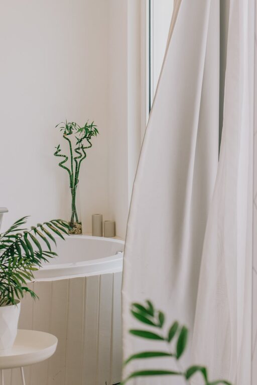 How to Create a Minimalist Bathroom Setup for a Clean, Calm Space